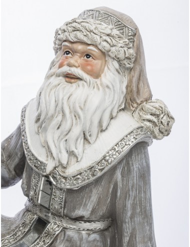 Figurka świąteczna SREBRNY ŚWIĘTY MIKOŁAJ siedzący z prezentem 16,5x19,5 cm