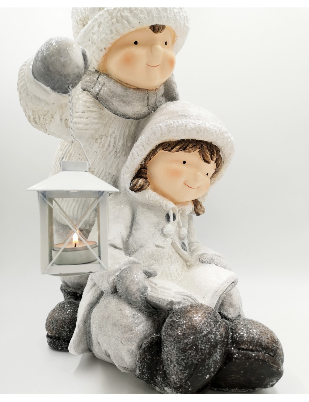 Figurka zimowa z brokatem DZIECI i KSIĄŻKA lampion 47x32 cm