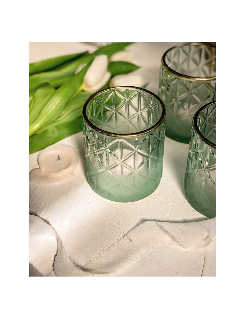 Szklany świecznik tealight zielony z geometrycznym wzorem 8x7 cm