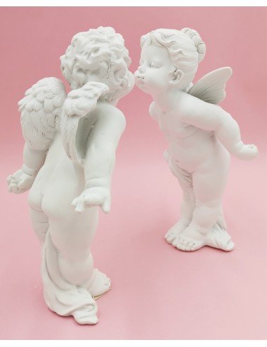 Figurka gipsowa stojący ANIOŁEK dający buziaka 20x11 cm