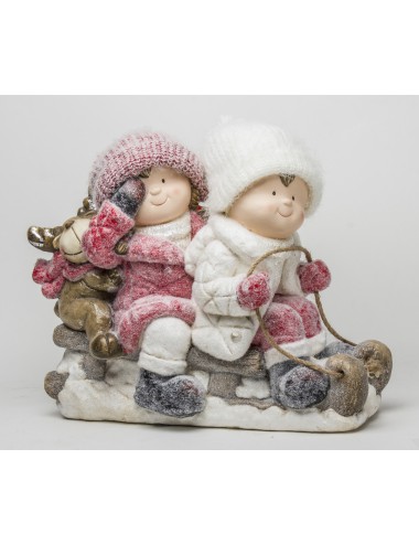 Figurka zimowa  DZIECI w czapeczkach na saniach i RENIFER 38x43 cm
